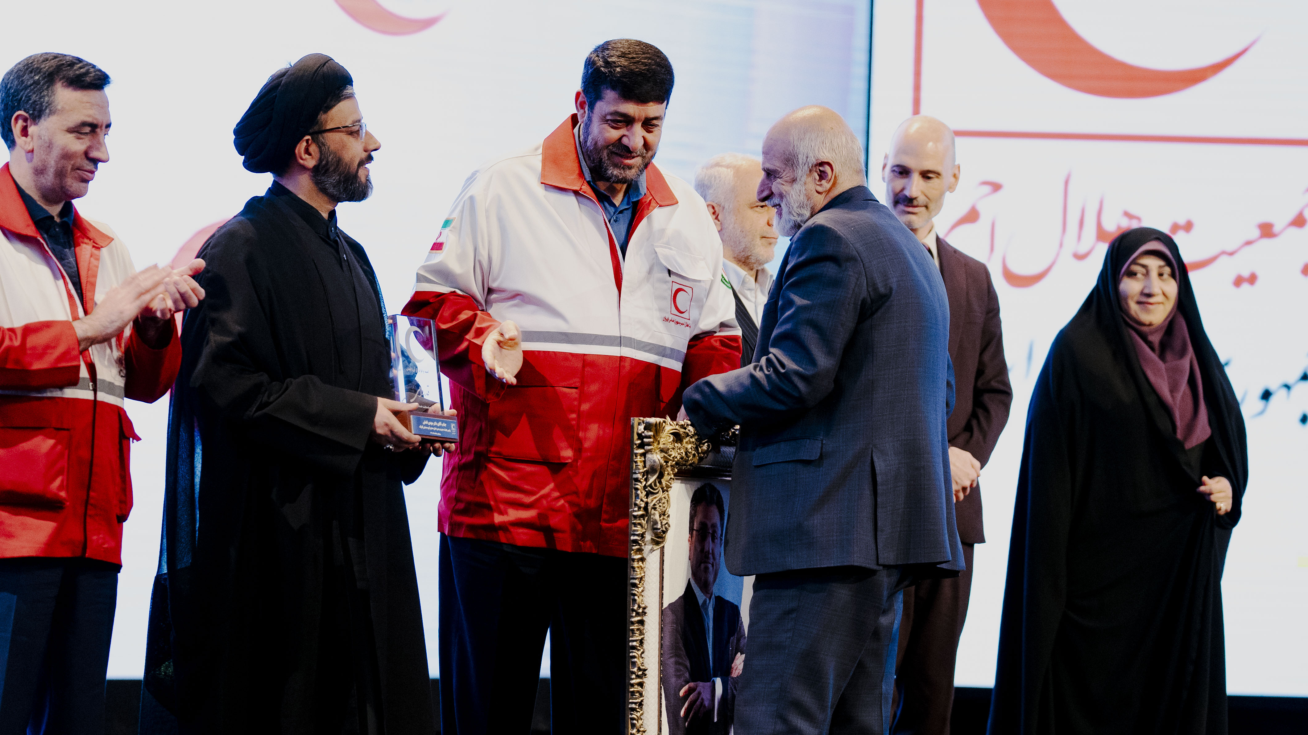 تقدیر جمعیت هلال احمر از گروه صنعتی گلرنگ در روز جهانی داوطلب